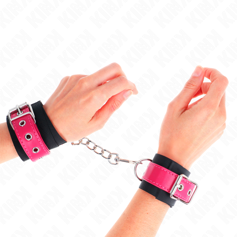 KINK - NYLON HANDFESSELN SCHWARZ MIT KUNSTLEDERGÜRTEL HIMBEERROSA VERSTELLBAR 19-29 CM X 5,1 CM