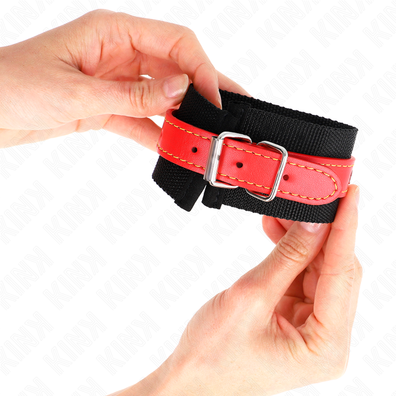 KINK - NYLON HANDFESSELN SCHWARZ MIT KUNSTLEDER ROT VERSTELLBAR 19-24 CM X 5,5 CM