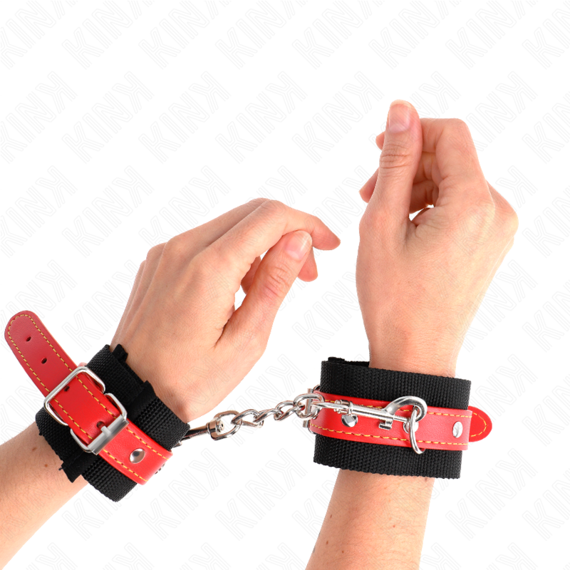 KINK - NYLON HANDFESSELN SCHWARZ MIT KUNSTLEDER ROT VERSTELLBAR 19-24 CM X 5,5 CM