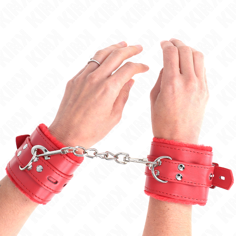KINK - PELZGEFÜTTERTE HANDGELENKFESSELN MIT QUADRATISCHEN LÖCHERN, ROT UND ROTEM GÜRTEL, VERSTELLBAR 17-29 CM X 6 CM
