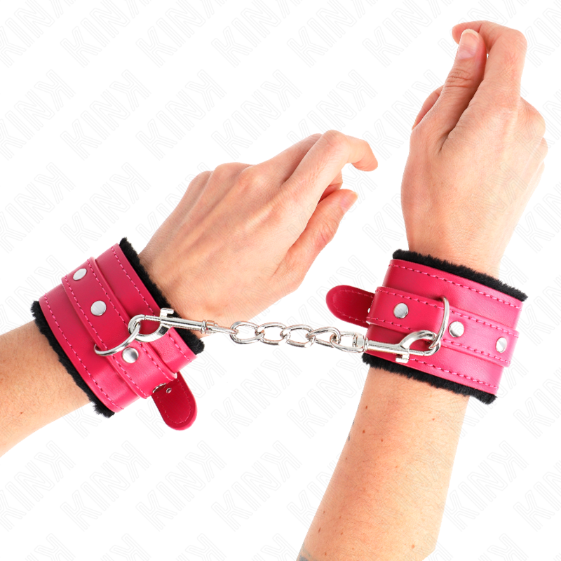 KINK - PREMIUM PELZGEFÜTTERTE HANDGELENKFESSELN SCHWARZ MIT HIMBEERROSA-GÜRTEL VERSTELLBAR 17-29 CM X 6 CM
